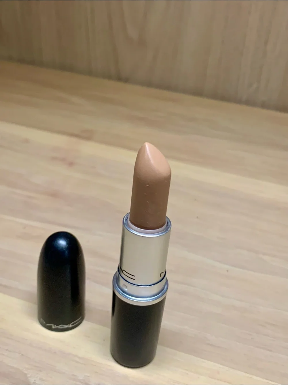MAC Cosmetics warm light